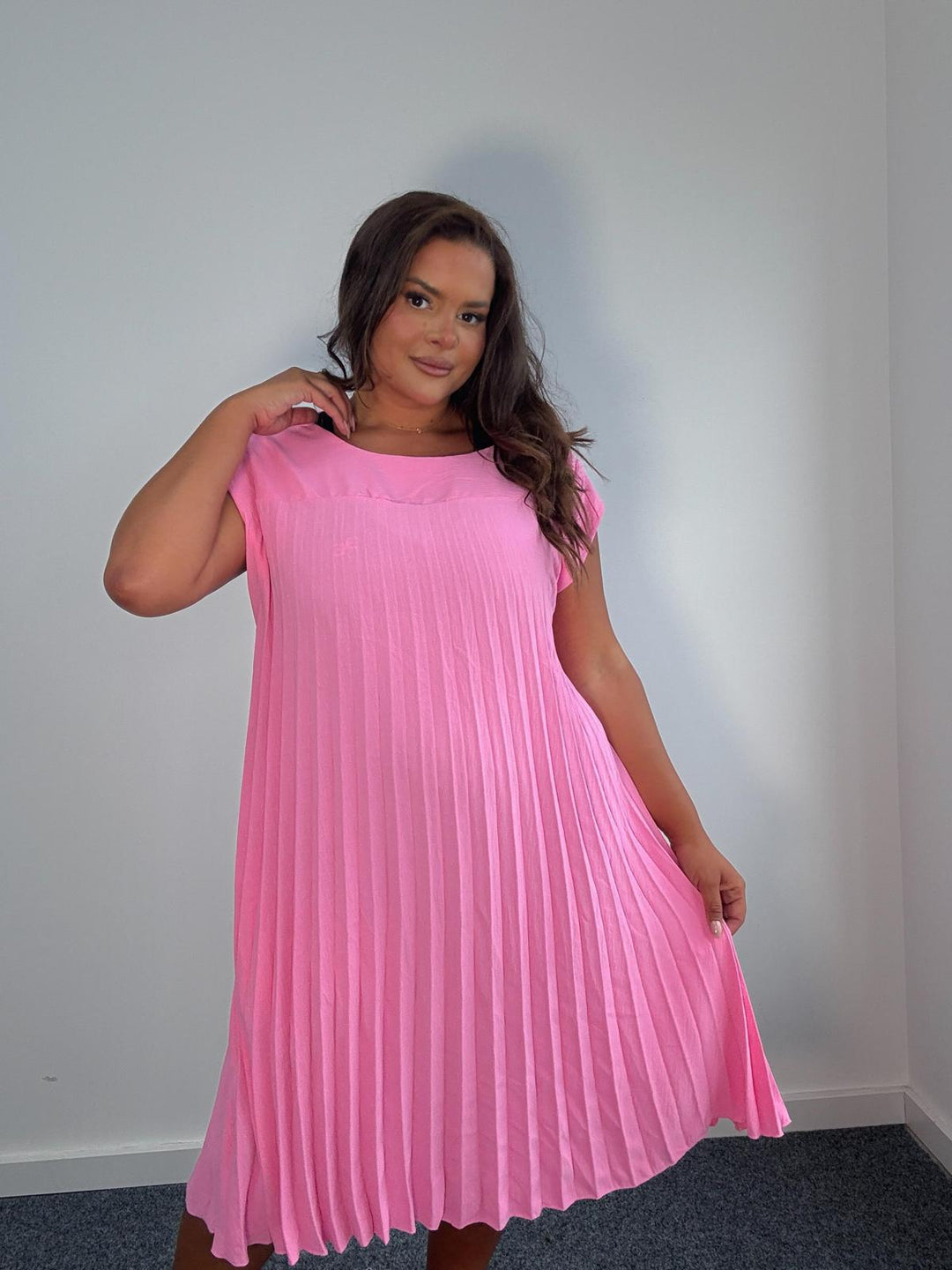 Plus Size Curve Baby Pink Pleated Cap Sleeves Midi Dress With Pockets