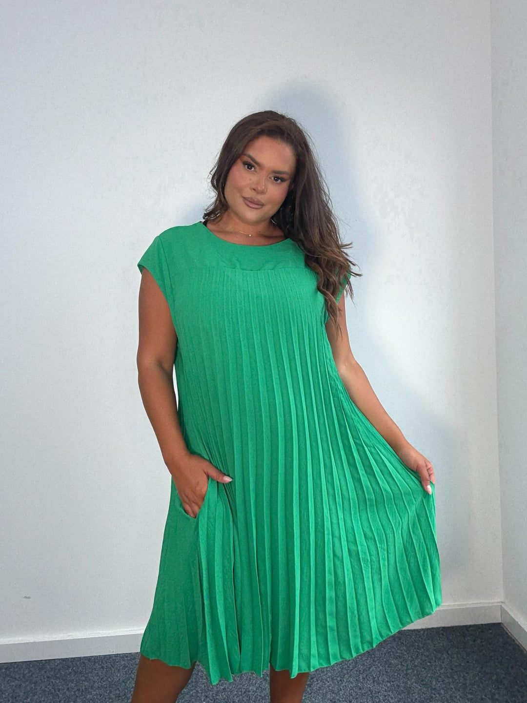 Plus Size Curve Emerald Green Pleated Cap Sleeves Midi Dress With Pockets